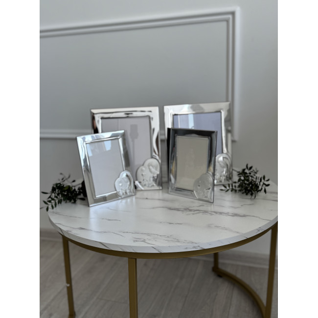 Срібна фоторамка для дівчинки до Урочистого Причастя 10х15 з іконкою дівчинки біля чаші IHS Срібна фоторамка для дівчинки до Урочистого Причастя 10х15 з іконкою дівчинки біля чаші IHS