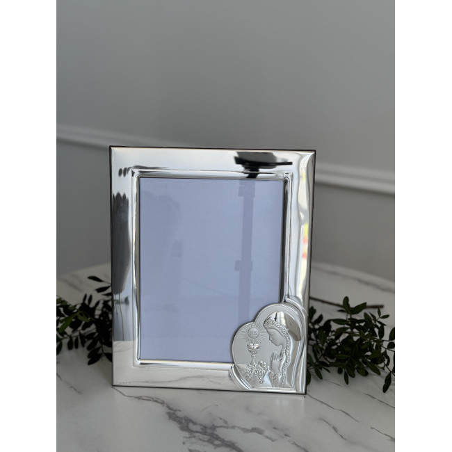 Срібна фоторамка для дівчинки до Урочистого Причастя 10х15 з іконкою дівчинки біля чаші IHS Срібна фоторамка для дівчинки до Урочистого Причастя 10х15 з іконкою дівчинки біля чаші IHS