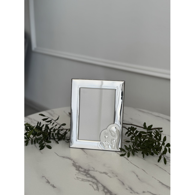 Срібна фоторамка для дівчинки до Урочистого Причастя 10х15 з іконкою дівчинки біля чаші IHS Срібна фоторамка для дівчинки до Урочистого Причастя 10х15 з іконкою дівчинки біля чаші IHS