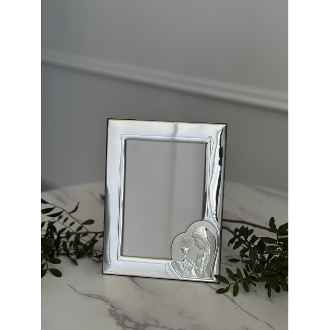 Срібна фоторамка для дівчинки до Урочистого Причастя 10х15 з іконкою дівчинки біля чаші IHS Срібна фоторамка для дівчинки до Урочистого Причастя 10х15 з іконкою дівчинки біля чаші IHS