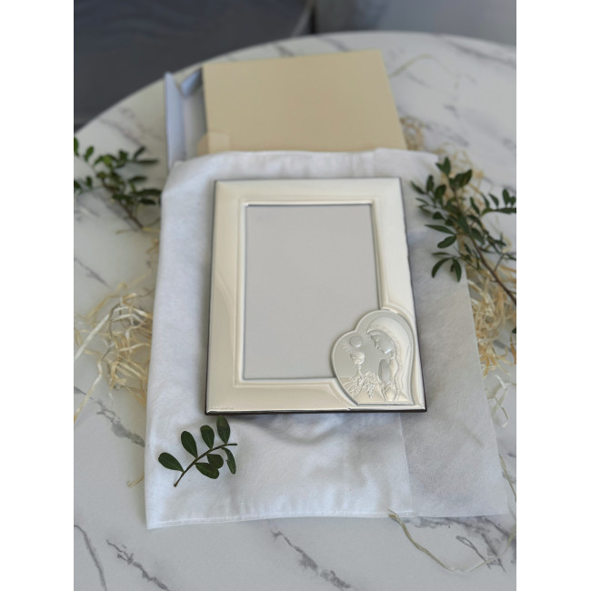 Срібна фоторамка для дівчинки до Урочистого Причастя 10х15 з іконкою дівчинки біля чаші IHS Срібна фоторамка для дівчинки до Урочистого Причастя 10х15 з іконкою дівчинки біля чаші IHS