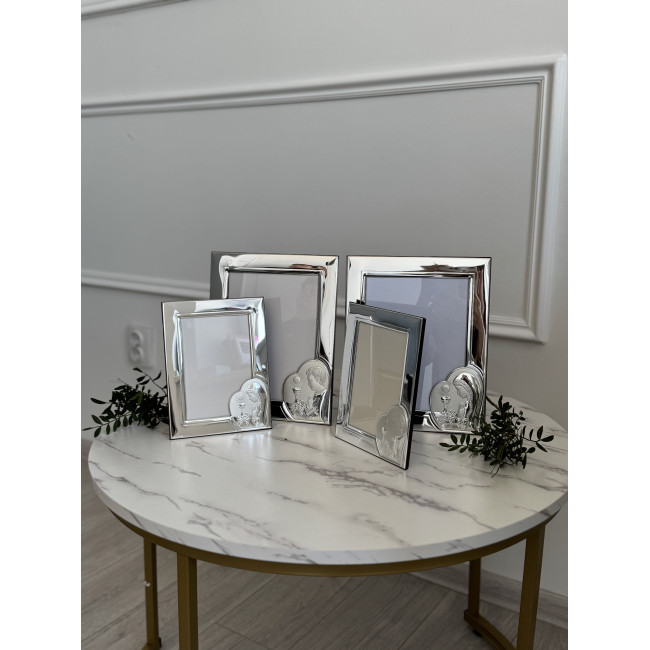 Срібна фоторамка для хлопчика до Урочистого Причастя 10х15 із зображенням хлопчика в молитві біля чаші IHS Срібна фоторамка для хлопчика до Урочистого Причастя 10х15 із зображенням хлопчика в молитві біля чаші IHS