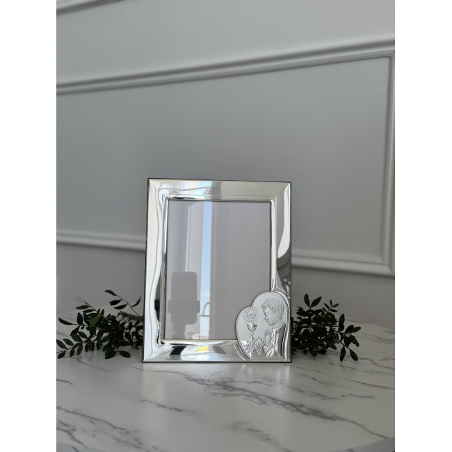 Срібна фоторамка для хлопчика до Урочистого Причастя 10х15 із зображенням хлопчика в молитві біля чаші IHS Срібна фоторамка для хлопчика до Урочистого Причастя 10х15 із зображенням хлопчика в молитві біля чаші IHS