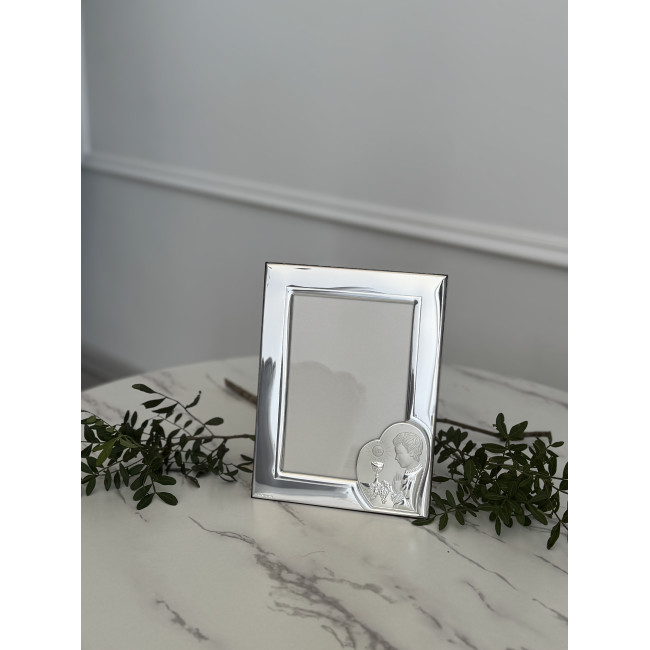 Срібна фоторамка для хлопчика до Урочистого Причастя 10х15 із зображенням хлопчика в молитві біля чаші IHS Срібна фоторамка для хлопчика до Урочистого Причастя 10х15 із зображенням хлопчика в молитві біля чаші IHS