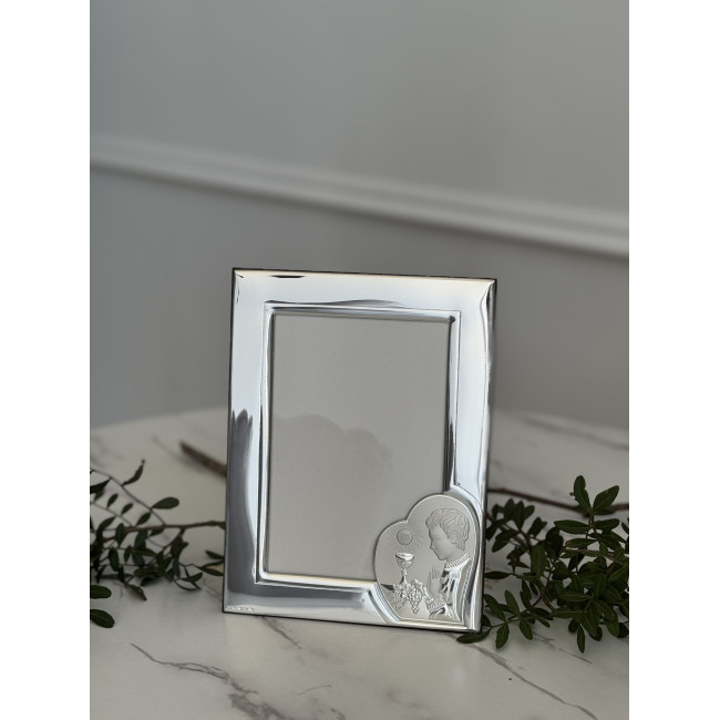 Срібна фоторамка для хлопчика до Урочистого Причастя 10х15 із зображенням хлопчика в молитві біля чаші IHS Срібна фоторамка для хлопчика до Урочистого Причастя 10х15 із зображенням хлопчика в молитві біля чаші IHS