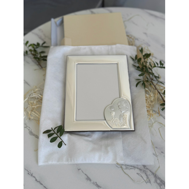 Срібна фоторамка для хлопчика до Урочистого Причастя 10х15 із зображенням хлопчика в молитві біля чаші IHS Срібна фоторамка для хлопчика до Урочистого Причастя 10х15 із зображенням хлопчика в молитві біля чаші IHS